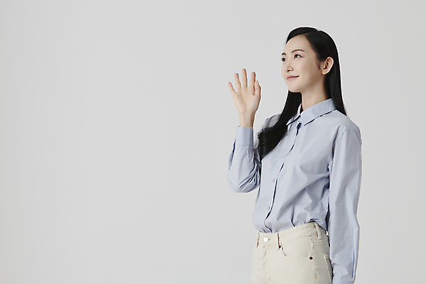 포토 JPG 스튜디오촬영 여자 셔츠 실내 한명 미소 상반신 20대 성인 옆모습 한국인 인사 흰배경 손인사 안녕 성인여자한명만 국내포토 1 뷰포인트 백그라운드 상의 표정 사람 동양인 청년 내부 흰색 예절 여자한명만 성인여자만 파일형식