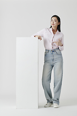포토 JPG 스튜디오촬영 전신 여자 셔츠 실내 한명 서기 미소 20대 성인 앞모습 상자 기댐 한국인 청바지 가리킴 흰배경 성인여자한명만 국내포토 1 뷰포인트 백그라운드 상의 바지 모션 표정 사람 동양인 손짓 청년 내부 흰색 여자한명만 성인여자만 파일형식