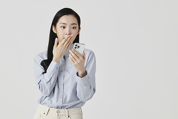 포토 JPG 스튜디오촬영 여자 셔츠 실내 한명 들기 상반신 20대 성인 앞모습 스마트폰 놀람 한국인 확인 흰배경 입가림 성인여자한명만 국내포토 1 감정 뷰포인트 백그라운드 상의 모션 표정 사람 동양인 청년 내부 핸드폰 스마트기기 흰색 가림 여자한명만 성인여자만 파일형식