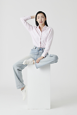 포토 JPG 스튜디오촬영 전신 응시 여자 셔츠 실내 한명 미소 앉기 20대 성인 앞모습 상자 손들기 한국인 청바지 흰배경 곁눈질 성인여자한명만 국내포토 1 시선 뷰포인트 백그라운드 상의 바지 모션 표정 사람 동양인 청년 내부 흰색 여자한명만 성인여자만 파일형식