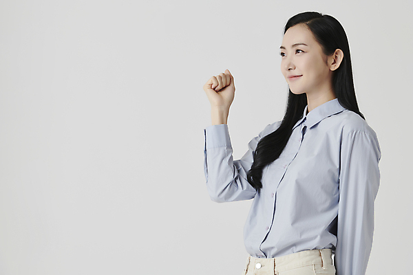 포토 JPG 스튜디오촬영 여자 셔츠 응원 실내 한명 미소 상반신 20대 성인 옆모습 파이팅 주먹 한국인 흰배경 성인여자한명만 국내포토 1 뷰포인트 백그라운드 상의 모션 표정 사람 동양인 청년 내부 흰색 여자한명만 성인여자만 파일형식