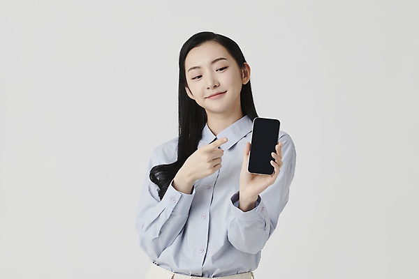포토 JPG 스튜디오촬영 여자 셔츠 실내 한명 미소 들기 상반신 20대 성인 앞모습 스마트폰 한국인 가리킴 흰배경 보여주기 성인여자한명만 국내포토 1 뷰포인트 백그라운드 상의 모션 표정 사람 동양인 손짓 청년 내부 핸드폰 스마트기기 흰색 여자한명만 성인여자만 파일형식