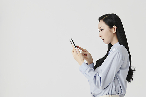 포토 JPG 스튜디오촬영 응시 여자 셔츠 실내 한명 들기 상반신 20대 성인 옆모습 스마트폰 놀람 한국인 가리킴 확인 흰배경 성인여자한명만 국내포토 1 시선 감정 뷰포인트 백그라운드 상의 모션 표정 사람 동양인 손짓 청년 내부 핸드폰 스마트기기 흰색 여자한명만 성인여자만 파일형식