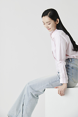 포토 JPG 스튜디오촬영 응시 여자 셔츠 실내 한명 미소 앉기 상반신 20대 성인 옆모습 한국인 청바지 흰배경 성인여자한명만 내려보기 국내포토 1 시선 뷰포인트 백그라운드 상의 바지 모션 표정 사람 동양인 청년 내부 흰색 여자한명만 성인여자만 파일형식