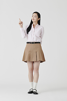 포토 JPG 스튜디오촬영 전신 응시 여자 셔츠 실내 한명 서기 미소 손짓 20대 성인 앞모습 치마 한국인 가리킴 흰배경 성인여자한명만 국내포토 1 시선 뷰포인트 백그라운드 상의 모션 하의 표정 사람 동양인 청년 내부 흰색 여자한명만 성인여자만 파일형식