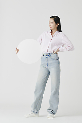 포토 JPG 스튜디오촬영 전신 배너 여자 허리손 셔츠 실내 한명 서기 들기 20대 성인 앞모습 한국인 청바지 흰배경 원형프레임 성인여자한명만 국내포토 1 뷰포인트 포즈 백그라운드 상의 바지 모션 프레임 사람 동양인 청년 내부 흰색 원형 여자한명만 성인여자만 파일형식