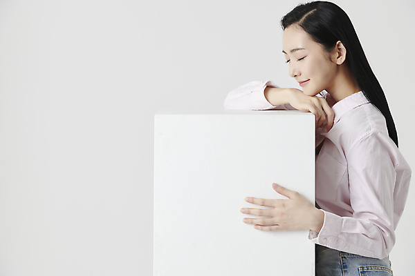 포토 JPG 스튜디오촬영 여자 셔츠 안기 실내 한명 미소 상반신 20대 성인 옆모습 눈감음 기댐 턱괴기 한국인 흰배경 성인여자한명만 국내포토 1 뷰포인트 백그라운드 상의 모션 표정 사람 동양인 청년 내부 흰색 여자한명만 성인여자만 파일형식