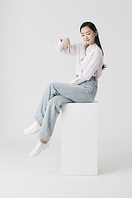 포토 JPG 스튜디오촬영 전신 여자 셔츠 실내 한명 미소 앉기 20대 성인 옆모습 한국인 다리꼬기 청바지 가리킴 흰배경 성인여자한명만 내려보기 국내포토 1 뷰포인트 백그라운드 상의 바지 모션 표정 사람 동양인 손짓 청년 내부 흰색 여자한명만 성인여자만 파일형식