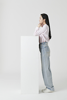 포토 JPG 스튜디오촬영 전신 여자 셔츠 생각 실내 무표정 한명 서기 20대 성인 옆모습 기댐 턱괴기 한국인 청바지 고민 흰배경 성인여자한명만 국내포토 1 감정 뷰포인트 백그라운드 상의 바지 모션 표정 사람 동양인 청년 내부 흰색 여자한명만 성인여자만 파일형식