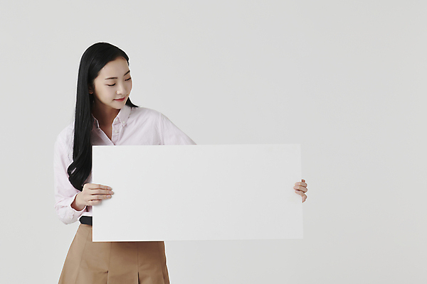 포토 JPG 스튜디오촬영 배너 응시 여자 셔츠 사각프레임 실내 한명 미소 들기 상반신 20대 성인 앞모습 치마 한국인 흰배경 보여주기 성인여자한명만 국내포토 1 시선 뷰포인트 백그라운드 상의 모션 하의 프레임 표정 사람 동양인 청년 내부 사각형 흰색 여자한명만 성인여자만 파일형식