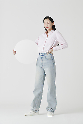 포토 JPG 스튜디오촬영 전신 배너 응시 여자 허리손 셔츠 실내 한명 서기 미소 들기 20대 성인 앞모습 한국인 청바지 흰배경 원형프레임 성인여자한명만 국내포토 1 시선 뷰포인트 포즈 백그라운드 상의 바지 모션 프레임 표정 사람 동양인 청년 내부 흰색 원형 여자한명만 성인여자만 파일형식