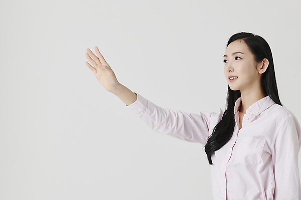 포토 JPG 스튜디오촬영 여자 셔츠 실내 한명 미소 상반신 20대 성인 옆모습 한국인 인사 흰배경 손인사 안녕 손뻗기 성인여자한명만 국내포토 1 뷰포인트 백그라운드 상의 모션 표정 사람 동양인 청년 내부 흰색 예절 여자한명만 성인여자만 파일형식