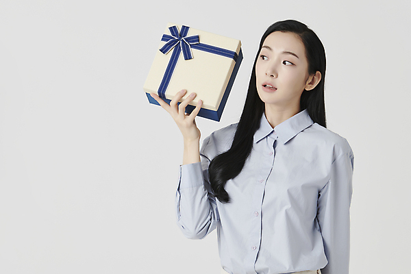 포토 JPG 스튜디오촬영 응시 여자 셔츠 실내 선물 한명 들기 상반신 20대 성인 앞모습 선물상자 듣기 한국인 확인 흔들림 흰배경 성인여자한명만 국내포토 1 시선 뷰포인트 백그라운드 상의 모션 사람 동양인 청년 내부 상자 흰색 여자한명만 성인여자만 파일형식