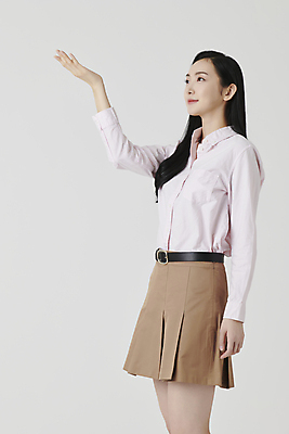 포토 JPG 스튜디오촬영 응시 여자 셔츠 안내 실내 한명 미소 손짓 상반신 20대 성인 옆모습 치마 손들기 한국인 가리킴 흰배경 성인여자한명만 국내포토 1 시선 뷰포인트 백그라운드 상의 모션 하의 표정 사람 동양인 청년 내부 흰색 여자한명만 성인여자만 파일형식