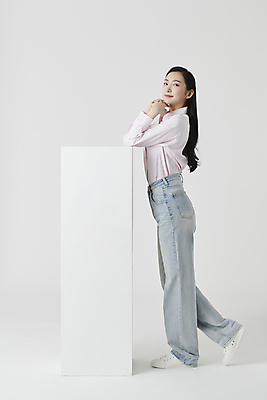 포토 JPG 스튜디오촬영 전신 응시 여자 셔츠 실내 한명 서기 미소 20대 성인 옆모습 기댐 턱괴기 한국인 청바지 흰배경 성인여자한명만 국내포토 1 시선 뷰포인트 백그라운드 상의 바지 모션 표정 사람 동양인 청년 내부 흰색 여자한명만 성인여자만 파일형식