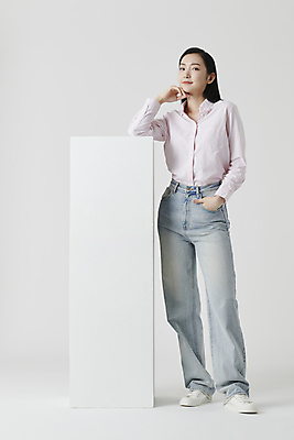 포토 JPG 스튜디오촬영 전신 응시 여자 셔츠 실내 한명 서기 미소 20대 성인 앞모습 기댐 턱괴기 한국인 청바지 흰배경 주머니손 성인여자한명만 국내포토 1 시선 뷰포인트 백그라운드 상의 바지 모션 표정 사람 동양인 청년 내부 흰색 여자한명만 성인여자만 파일형식