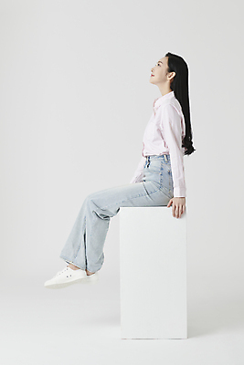 포토 JPG 스튜디오촬영 전신 응시 여자 셔츠 실내 한명 미소 앉기 20대 성인 옆모습 한국인 올려보기 다리꼬기 청바지 흰배경 성인여자한명만 국내포토 1 시선 뷰포인트 백그라운드 상의 바지 모션 표정 사람 동양인 청년 내부 흰색 여자한명만 성인여자만 파일형식