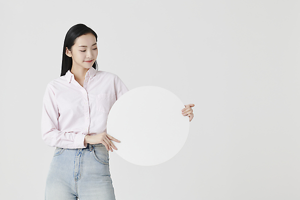 포토 JPG 스튜디오촬영 배너 응시 여자 셔츠 실내 한명 미소 들기 상반신 20대 성인 앞모습 한국인 청바지 흰배경 보여주기 원형프레임 성인여자한명만 국내포토 1 시선 뷰포인트 백그라운드 상의 바지 모션 프레임 표정 사람 동양인 청년 내부 흰색 원형 여자한명만 성인여자만 파일형식