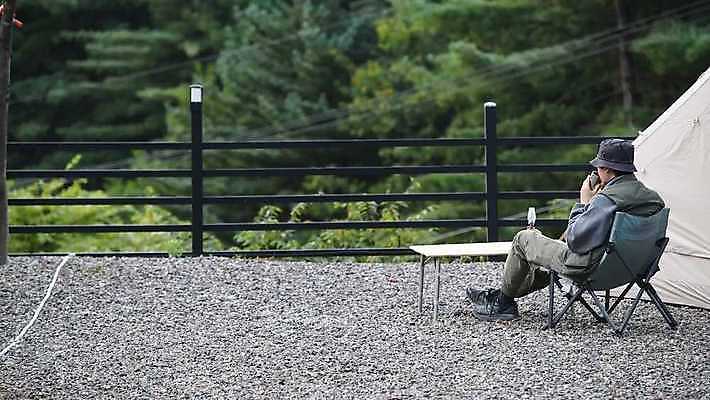 주간 전신 남자 티타임 휴식 한명 들기 앉기 성인 야외 30대 캠핑 한국인 머그컵 마시기 성인남자한명만 캠핑의자 4K MP4 MOV 국내동영상 클립영상 자연요소 1 컨셉 의자 모션 레저 캠핑도구 사람 동양인 컵 장년 동영상 남자한명만 성인남자만 파일형식