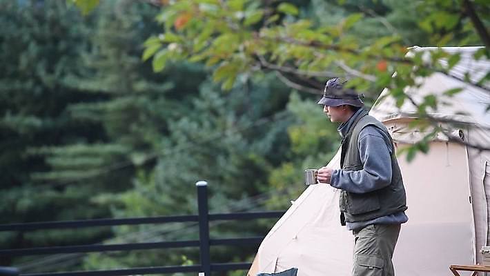 주간 남자 티타임 휴식 텐트 한명 들기 상반신 성인 야외 아웃포커스 30대 걷기 캠핑 한국인 머그컵 소프트포커스 성인남자한명만 4K MP4 MOV 국내동영상 클립영상 자연요소 1 컨셉 모션 레저 촬영기법 캠핑도구 사람 동양인 컵 장년 동영상 남자한명만 성인남자만 파일형식