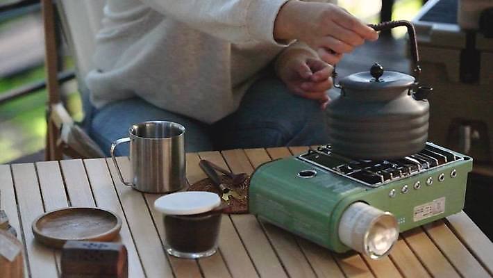 주간 탁자 주전자 휴식 한명 들기 상반신 성인 야외 캠핑 머그컵 버너 끓이기 성인한명만 4K MP4 MOV 국내동영상 클립영상 자연요소 1 가구 컨셉 모션 주방용품 레저 사람 컵 동영상 성인만 파일형식