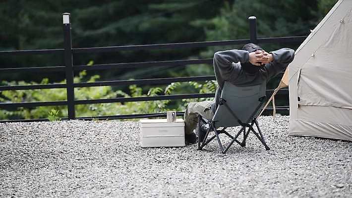 주간 전신 남자 휴식 한명 들기 앉기 성인 야외 30대 캠핑 한국인 머그컵 마시기 성인남자한명만 캠핑의자 캠핑박스 4K MP4 MOV 국내동영상 클립영상 자연요소 1 컨셉 의자 모션 레저 캠핑도구 사람 동양인 컵 장년 동영상 남자한명만 성인남자만 파일형식