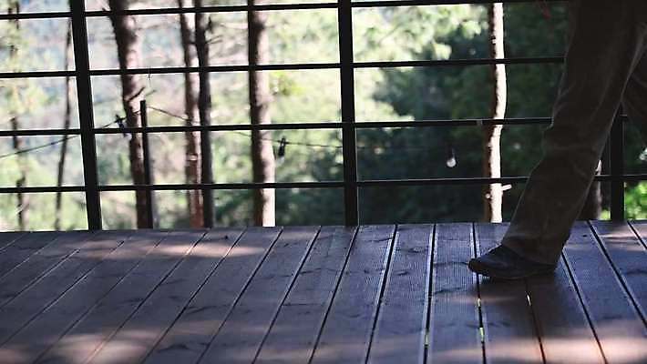 주간 남자 휴식 텐트 캠핑도구 한명 성인 야외 30대 걷기 캠핑 한국인 하반신 데크 성인남자한명만 놓기 4K MP4 MOV 국내동영상 클립영상 자연요소 1 컨셉 모션 레저 사람 동양인 장년 도구 동영상 남자한명만 성인남자만 파일형식