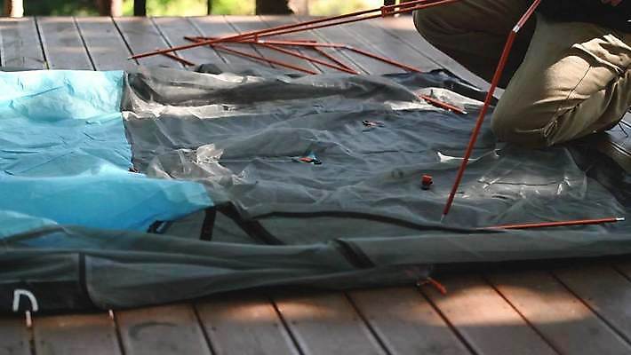 주간 남자 휴식 텐트 캠핑도구 한명 성인 야외 30대 캠핑 한국인 하반신 무릎꿇기 준비 데크 조립 설치 성인남자한명만 4K MP4 MOV 국내동영상 클립영상 자연요소 1 컨셉 모션 레저 사람 동양인 장년 도구 동영상 남자한명만 성인남자만 파일형식