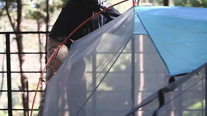 주간 남자 휴식 텐트 한명 상반신 성인 야외 30대 캠핑 한국인 준비 설치 성인남자한명만 4K MP4 MOV 국내동영상 클립영상 자연요소 1 컨셉 레저 캠핑도구 사람 동양인 장년 동영상 남자한명만 성인남자만 파일형식