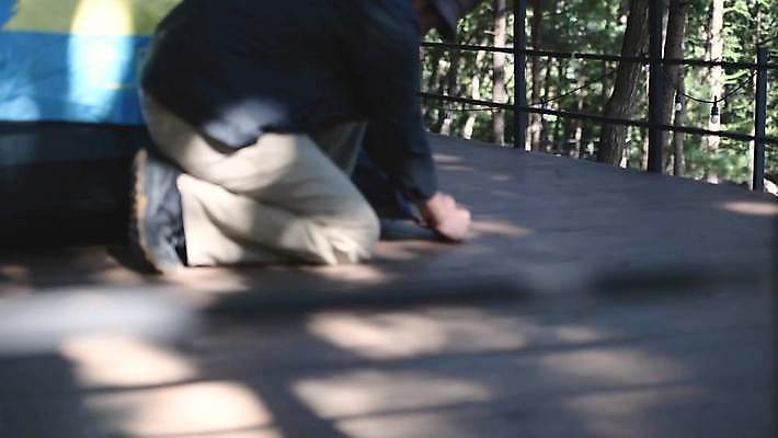 주간 남자 휴식 한명 성인 야외 30대 캠핑 한국인 하반신 무릎꿇기 준비 고정 데크 설치 성인남자한명만 4K MP4 MOV 국내동영상 클립영상 자연요소 1 컨셉 모션 레저 사람 동양인 장년 동영상 남자한명만 성인남자만 파일형식