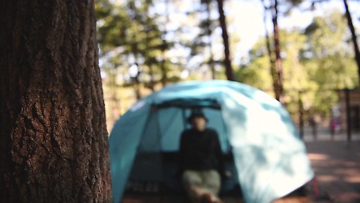 주간 전신 나무 남자 휴식 텐트 한명 앉기 성인 야외 아웃포커스 30대 캠핑 한국인 성인남자한명만 4K MP4 MOV 국내동영상 클립영상 자연요소 식물 1 컨셉 모션 레저 촬영기법 캠핑도구 사람 동양인 장년 동영상 남자한명만 성인남자만 파일형식