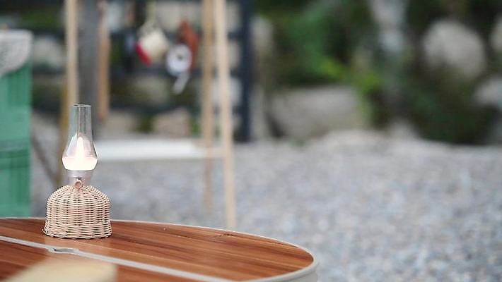 주간 탁자 캠핑도구 사람없음 야외 아웃포커스 캠핑 랜턴 이소가스 4K MP4 MOV 국내동영상 클립영상 자연요소 가구 레저 조명 촬영기법 도구 가스 동영상 파일형식