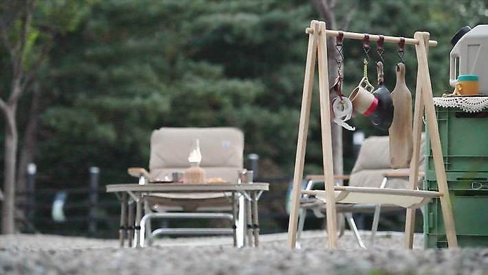 주간 탁자 캠핑도구 사람없음 야외 아웃포커스 캠핑 걸이 캠핑의자 캠핑박스 4K MP4 MOV 국내동영상 클립영상 자연요소 가구 의자 레저 촬영기법 도구 동영상 파일형식