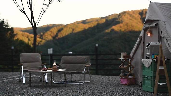 주간 탁자 텐트 캠핑도구 풍경 사람없음 야외 일몰 캠핑 캠핑장 캠핑의자 4K MP4 MOV 국내동영상 클립영상 자연요소 가구 의자 레저 노을 도구 동영상 파일형식