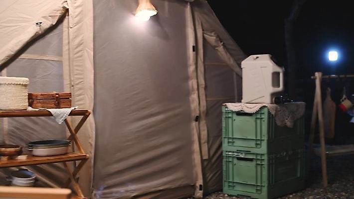 탁자 텐트 캠핑도구 풍경 사람없음 야외 캠핑 랜턴 야간 캠핑장 조명장식 캠핑의자 캠핑박스 4K MP4 MOV 국내동영상 클립영상 자연요소 가구 의자 레저 조명 장식 도구 동영상 파일형식