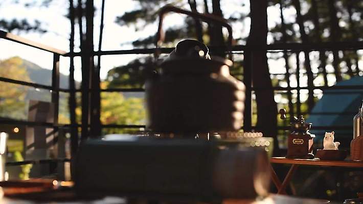 주간 주전자 캠핑도구 풍경 사람없음 야외 캠핑 소프트포커스 캠핑장 4K MP4 MOV 국내동영상 클립영상 자연요소 주방용품 레저 촬영기법 도구 동영상 파일형식