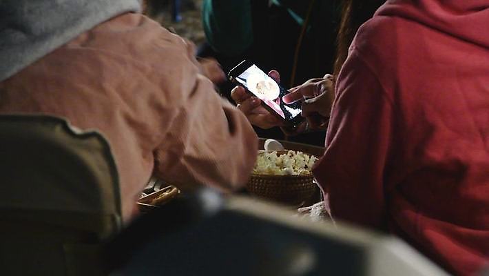 여자 남자 휴식 함께함 대화 들기 상반신 성인 야외 세명 스마트폰 캠핑 터치 야간 팝콘 성인만 4K MP4 MOV 국내동영상 클립영상 자연요소 컨셉 모션 레저 말하기 사람 핸드폰 스마트기기 동영상 파일형식