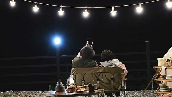 커플 여자 남자 40대 중년 전구 휴식 들기 앉기 상반신 성인 야외 두명 30대 사진촬영 캠핑 한국인 야간 조명장식 캠핑의자 4K MP4 MOV 국내동영상 클립영상 자연요소 컨셉 의자 관계 모션 레저 조명 캠핑도구 사람 동양인 장식 장년 촬영 동영상 파일형식