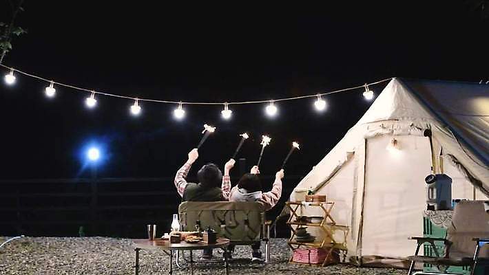 전신 커플 여자 남자 40대 중년 휴식 텐트 들기 앉기 성인 야외 두명 뒷모습 30대 캠핑 한국인 흔들림 조명장식 캠핑의자 스파클라 4K MP4 MOV 국내동영상 클립영상 뷰포인트 컨셉 의자 관계 모션 레저 조명 폭죽 캠핑도구 사람 동양인 장식 장년 동영상 파일형식