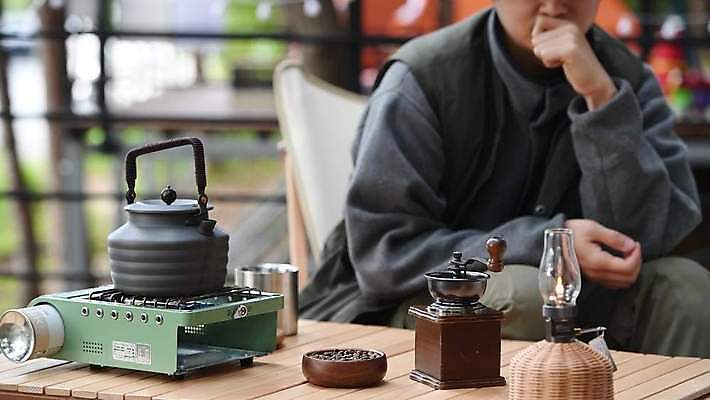 주간 남자 주전자 휴식 한명 앉기 상반신 성인 야외 아웃포커스 30대 캠핑 한국인 랜턴 기다림 그라인더 성인남자한명만 이소가스 4K MP4 MOV 국내동영상 클립영상 자연요소 1 컨셉 모션 주방용품 레저 조명 촬영기법 사람 동양인 장년 가스 동영상 커피용품 남자한명만 성인남자만 파일형식