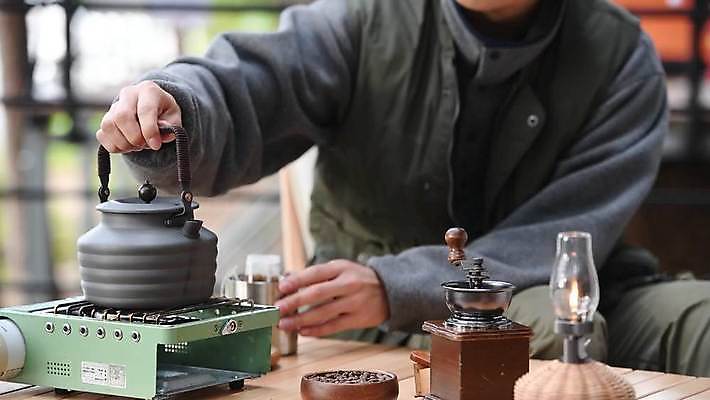 주간 남자 커피 주전자 한명 들기 상반신 성인 야외 아웃포커스 30대 한국인 머그컵 붓기 그라인더 드립커피 핸드드립 성인남자한명만 드립백 4K MP4 MOV 국내동영상 클립영상 자연요소 1 음료 모션 주방용품 촬영기법 사람 동양인 컵 장년 동영상 커피용품 남자한명만 성인남자만 파일형식