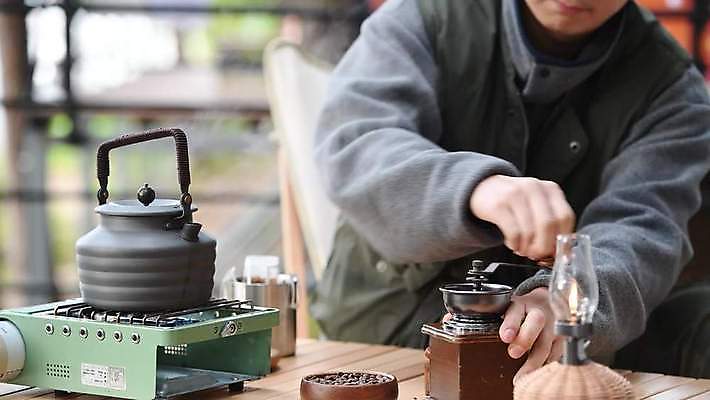 주간 남자 주전자 한명 상반신 성인 야외 아웃포커스 30대 캠핑 한국인 머그컵 원두 그라인더 드립커피 핸드드립 성인남자한명만 드립백 4K MP4 MOV 국내동영상 클립영상 자연요소 1 커피 주방용품 레저 촬영기법 사람 동양인 컵 장년 동영상 커피용품 남자한명만 성인남자만 파일형식