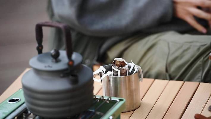 주간 남자 커피 주전자 휴식 한명 앉기 성인 야외 30대 캠핑 한국인 머그컵 하반신 기다림 끓이기 나무탁자 드립커피 핸드드립 성인남자한명만 드립백 4K MP4 MOV 국내동영상 클립영상 자연요소 1 음료 컨셉 모션 탁자 주방용품 레저 사람 동양인 컵 장년 동영상 커피용품 남자한명만 성인남자만 파일형식