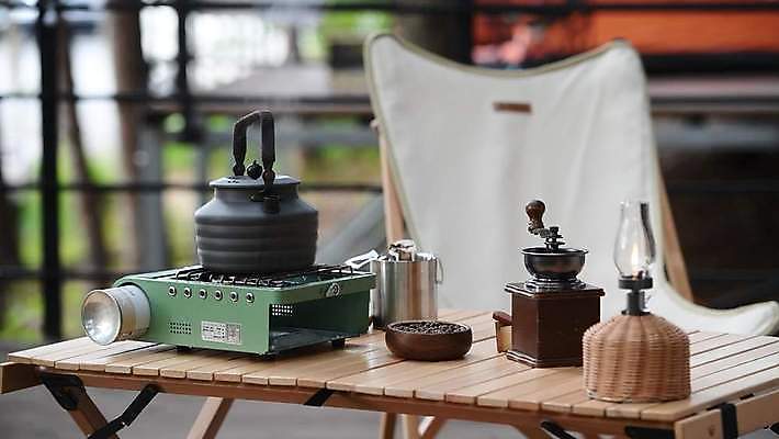 주간 주전자 풍경 사람없음 야외 아웃포커스 캠핑 머그컵 원두 연기 캠핑장 버너 그라인더 끓이기 나무탁자 드립커피 핸드드립 이소가스 4K MP4 MOV 국내동영상 클립영상 자연요소 커피 모션 탁자 주방용품 레저 촬영기법 컵 가스 동영상 커피용품 파일형식