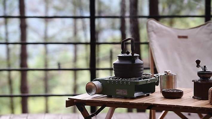 주간 풍경 사람없음 야외 아웃포커스 캠핑 머그컵 연기 캠핑장 버너 끓이기 나무탁자 드립커피 핸드드립 4K MP4 MOV 국내동영상 클립영상 자연요소 커피 모션 탁자 레저 촬영기법 컵 동영상 커피용품 파일형식