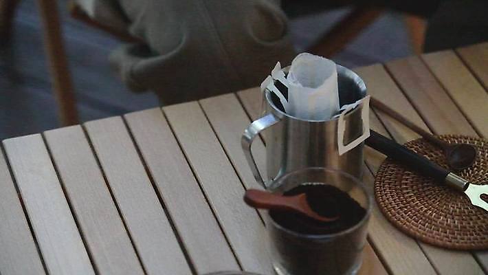 주간 손 커피 야외 신체부위 캠핑 붓기 나무탁자 드립커피 커피가루 핸드드립 드립백 4K MP4 MOV 국내동영상 클립영상 자연요소 음료 모션 탁자 레저 사람 가루 동영상 커피용품 파일형식