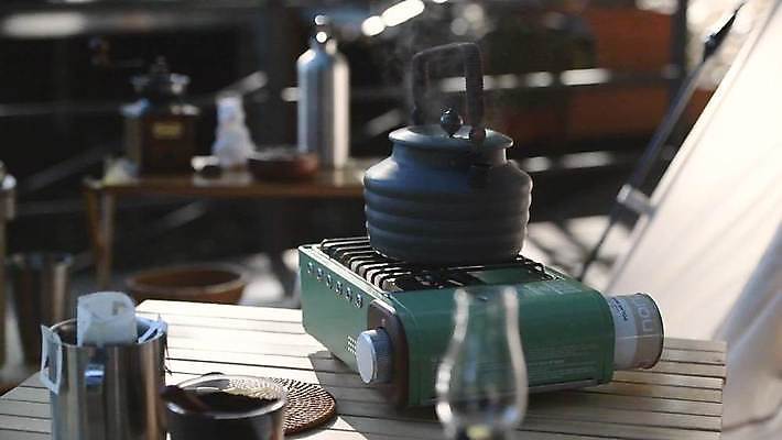 주전자 사람없음 야외 아웃포커스 캠핑 연기 야간 소프트포커스 버너 끓이기 4K MP4 MOV 국내동영상 클립영상 자연요소 모션 주방용품 레저 촬영기법 동영상 파일형식