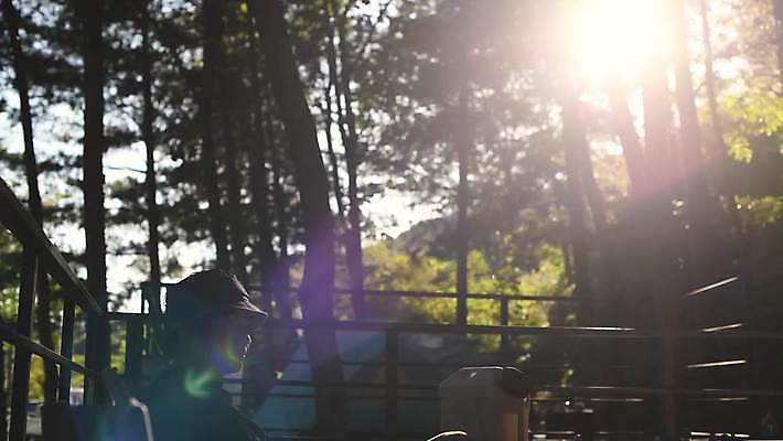 주간 남자 여유 휴식 한명 상반신 성인 야외 아웃포커스 30대 햇빛 캠핑 한국인 캠핑장 성인남자한명만 4K MP4 MOV 국내동영상 클립영상 자연요소 1 감정 컨셉 레저 촬영기법 사람 동양인 장년 태양 동영상 남자한명만 성인남자만 파일형식