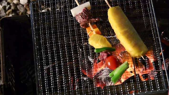 음식 요리 사람없음 야외 캠핑 꼬치 그릴 야간 굽기 파인애플 꼬치구이 숯불 숯불구이 4K MP4 MOV 국내동영상 클립영상 자연요소 과일 주방용품 레저 구이 열대과일 동영상 파일형식