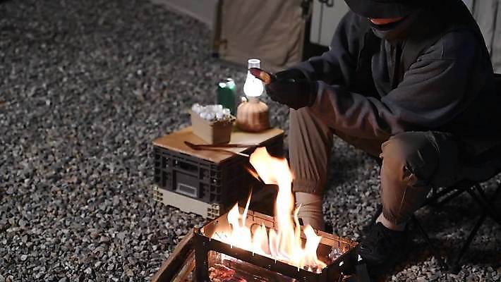 전신 남자 불꽃 휴식 한명 들기 앉기 성인 야외 30대 캠핑 한국인 야간 모닥불 고구마 군고구마 성인남자한명만 캠핑박스 4K MP4 MOV 국내동영상 클립영상 자연요소 1 컨셉 모션 불 레저 뿌리채소 캠핑도구 사람 동양인 장년 구이 동영상 남자한명만 성인남자만 파일형식